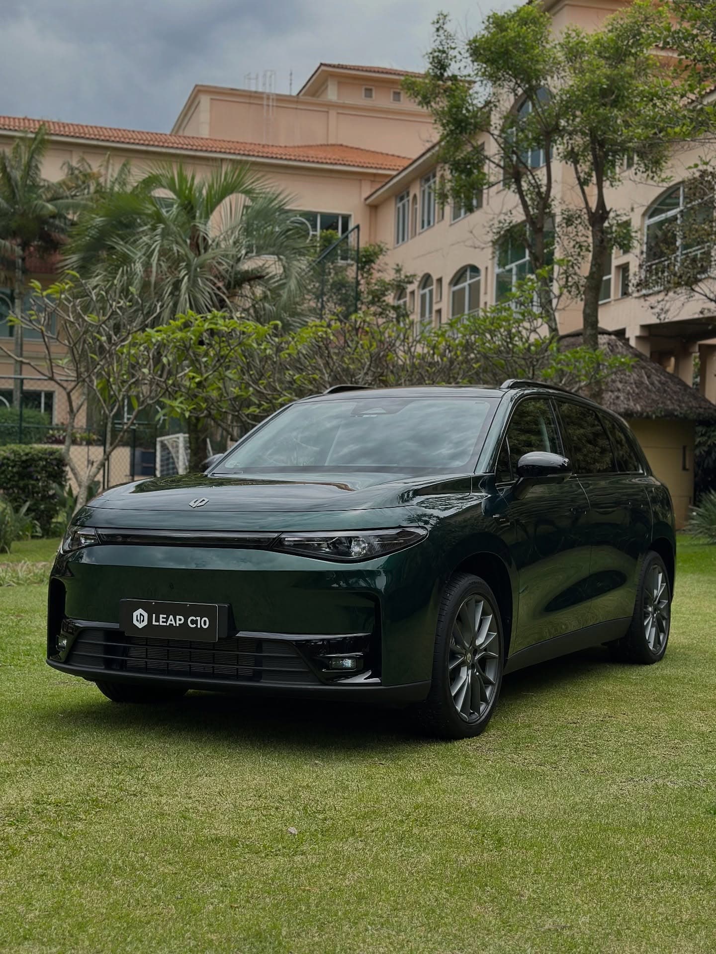 Leapmotor C10 REEV — front three-quarter exterior
