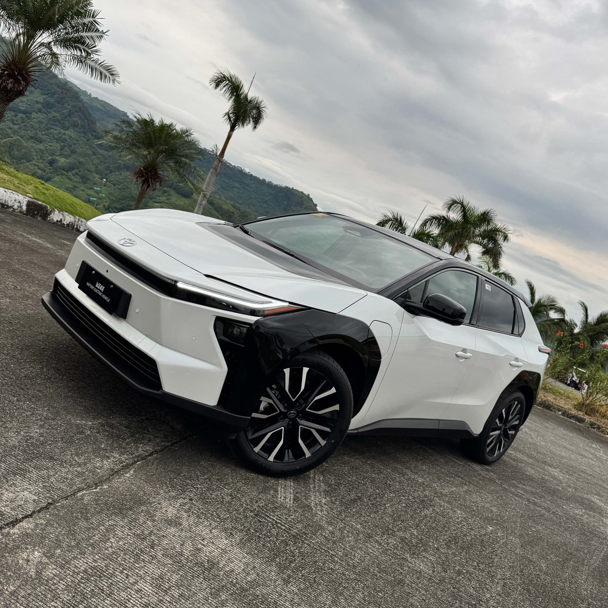 Toyota bZ4X — vue extérieure avant trois-quarts