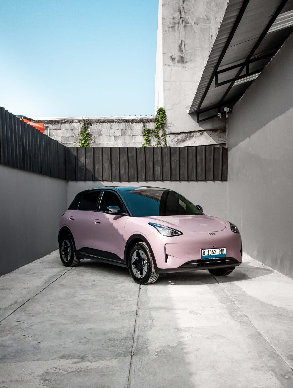 Geely Geome Xingyuan — vue avant trois-quarts rose